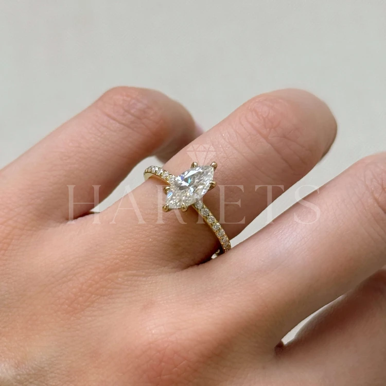 bague-fiancailles-halo-selena-moissanite-1ct-taille-marquise-gros-plan-sur-doigt-or-jaune-hariets.