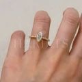 bague-fiancailles-halo-selena-moissanite-1ct-taille-marquise-sur-doigt-or-jaune-hariets.