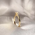 bague-de-fiancailles-solitaire-blink-moissanite-0-3ct-taille-brillant-zoom-cote-or-jaune-hariets.jpg