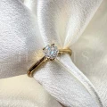 bague-de-fiancailles-solitaire-blink-moissanite-0-3ct-taille-brillant-zoom-face-or-jaune-hariets.jpg