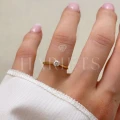 bague-de-fiancailles-solitaire-blink-moissanite-0-3ct-taille-brillant-doigt-zoom-or-jaune-hariets.jpg