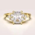 bague-de-fiancailles-trinity-moissanite-1ct-taille-radiant-or-jaune-legacy-hariets-2.jpg