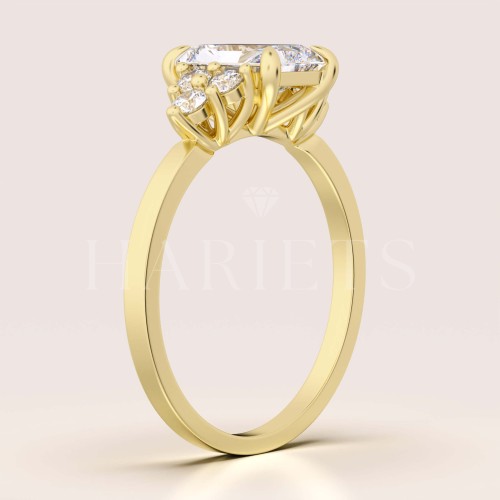 bague-de-fiancailles-trinity-moissanite-1ct-taille-radiant-profil-or-jaune-legacy-hariets.jpg