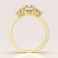 bague-de-fiancailles-trinity-moissanite-1ct-taille-radiant-face-or-jaune-legacy-hariets.jpg