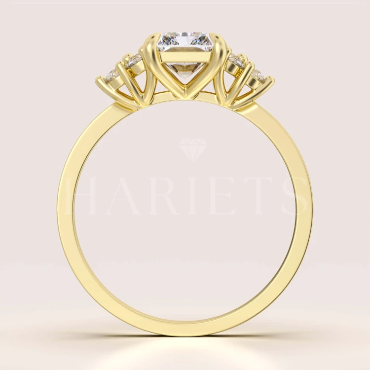 bague-de-fiancailles-trinity-moissanite-1ct-taille-radiant-face-or-jaune-legacy-hariets.jpg