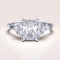 bague-de-fiancailles-trinity-moissanite-1ct-taille-radiant-or-blanc-legacy-hariets.jpg