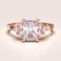bague-de-fiancailles-trinity-moissanite-1ct-taille-radiant-or-rose-legacy-hariets.jpg
