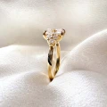bague-de-fiancailles-trinity-moissanite-1ct-taille-radiant-gros-plan-profil-or-jaune-legacy-hariets.jpg