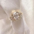 bague-de-fiancailles-trinity-moissanite-1ct-taille-radiant-gros-plan-or-jaune-legacy-hariets.jpg
