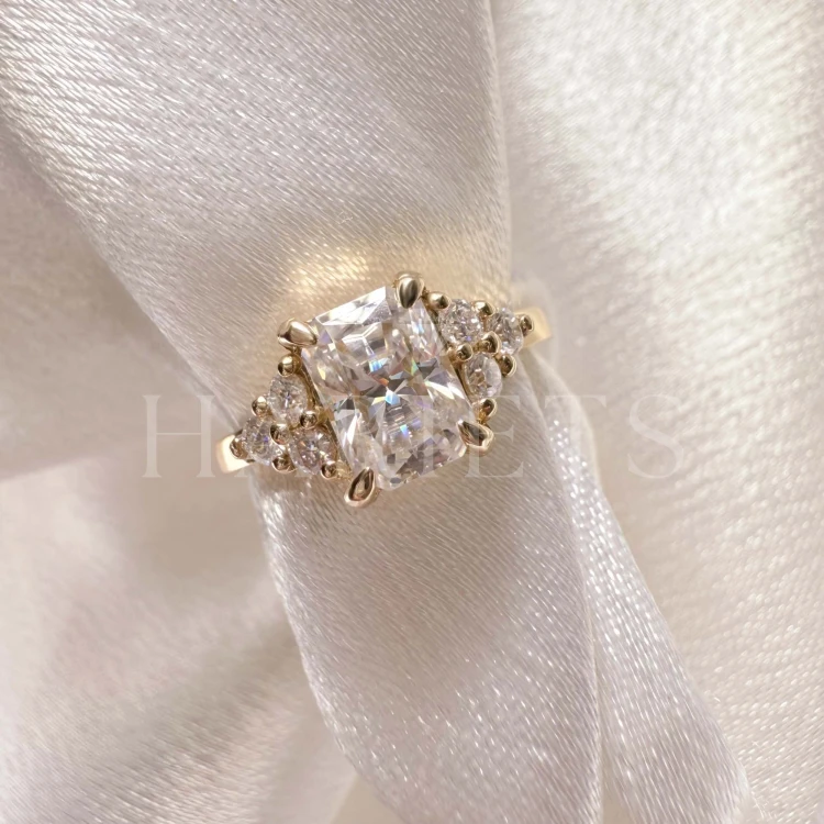 bague-de-fiancailles-trinity-moissanite-1ct-taille-radiant-gros-plan-or-jaune-legacy-hariets.jpg