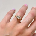 bague-de-fiancailles-trinity-moissanite-1ct-taille-radiant-au-doigt-or-jaune-legacy-hariets.jpg