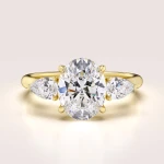 Bague de fiançailles en 24h Trinity avec moissanite de 2 ct taille ovale entourée de pierres en forme de poire – Seraphina en or 14k