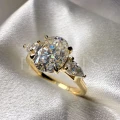 bague-de-fiancailles-trinity-seraphina-moissanite-2ct-pierre-centrale-taille-ovale-gros-plan-face-or-jaune-hariets.jpg