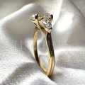 bague-de-fiancailles-trinity-seraphina-moissanite-2ct-pierre-centrale-taille-ovale-gros-plan-profil-or-jaune-hariets.jpg