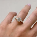 bague-fiancailles-trinity-seraphina-moissanite-2ct-taille-ovale-centrale-sur-doigt-or-jaune-hariets.jpg