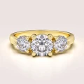 bague-de-fiancailles-trinity-moissanite-2ct-taille-brillant-or-jaune-trigem-hariets.jpg