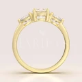 bague-de-fiancailles-trinity-moissanite-2ct-taille-brillant-face-or-jaune-trigem-hariets.jpg