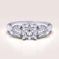 bague-de-fiancailles-trinity-moissanite-2ct-taille-brillant-or-blanc-trigem-hariets.jpg