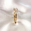bague-de-fiancailles-trinity-moissanite-2ct-taille-brillant-gros-plan-profil-or-jaune-trigem-hariets.jpg