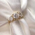 bague-de-fiancailles-trinity-moissanite-2ct-taille-brillant-gros-plan-or-jaune-trigem-hariets.jpg