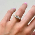 bague-de-fiancailles-trinity-moissanite-2ct-taille-brillant-au-doigt-or-jaune-trigem-hariets.jpg