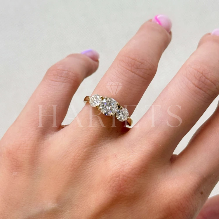 bague-de-fiancailles-trinity-moissanite-2ct-taille-brillant-au-doigt-or-jaune-trigem-hariets.jpg