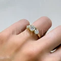 bague-de-fiancailles-trinity-moissanite-2ct-taille-brillant-au-doigt-profil-or-jaune-trigem-hariets.jpg