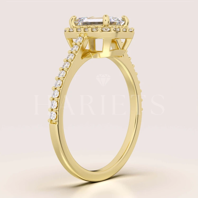 bague-de-fiancailles-halo-stardust-moissanite-1ct-taille-emeraude-profil-or-jaune-hariets.jpg