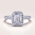bague-de-fiancailles-halo-stardust-moissanite-1ct-taille-emeraude-or-blanc-hariets.jpg