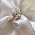 bague-de-fiancailles-halo-stardust-moissanite-1ct-taille-emeraude-zoom-face-or-jaune-hariets.jpg