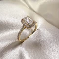 bague-de-fiancailles-halo-stardust-moissanite-1ct-taille-emeraude-zoom-profil-or-jaune-hariets.jpg
