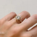 bague-de-fiancailles-halo-stardust-moissanite-1ct-taille-emeraude-doigt-or-jaune-hariets.jpg