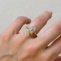 bague-fiancailles-halo-stardust-moissanite-1ct-taille-emeraude-sur-doigt-or-jaune-hariets.jpg