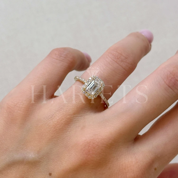 bague-fiancailles-halo-stardust-moissanite-1ct-taille-emeraude-sur-doigt-or-jaune-hariets.jpg