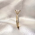 bague-fiancailles-halo-aria-moissanite-2ct-taille-ovale-gros-plan-cote-or-jaune-hariets.jpg