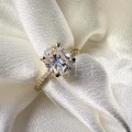 bague-fiancailles-halo-aria-moissanite-2ct-taille-ovale-gros-plan-face-or-jaune-hariets.jpg