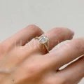 bague-fiancailles-halo-aria-moissanite-2ct-taille-ovale-sur-doigt-cote-or-jaune-hariets.jpg