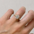 bague-fiancailles-halo-aria-moissanite-2ct-taille-ovale-sur-doigt-or-jaune-hariets.jpg