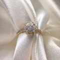 bague-fiancailles-halo-moissanite-1-5ct-taille-brillant-gros-plan-or-jaune-heaven-hariets.jpg