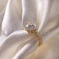bague-fiancailles-halo-moissanite-1-5ct-taille-brillant-gros-plan-cote-or-jaune-heaven-hariets.jpg
