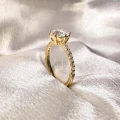 bague-fiancailles-halo-moissanite-1-5ct-taille-brillant-gros-plan-cote-or-jaune-heaven-hariets.jpg