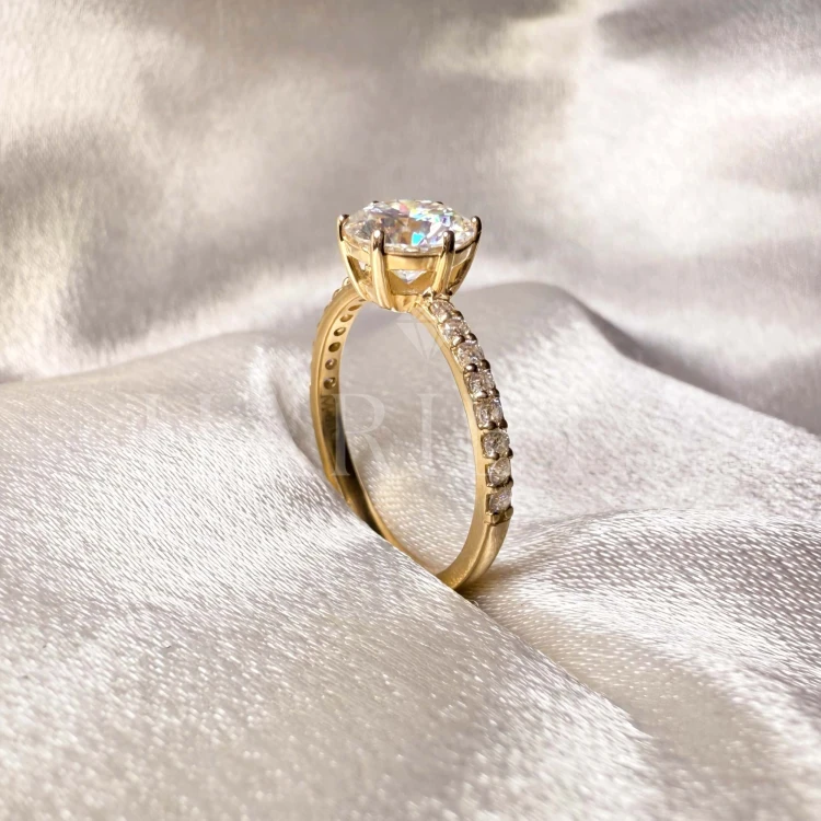 bague-fiancailles-halo-moissanite-1-5ct-taille-brillant-gros-plan-cote-or-jaune-heaven-hariets.jpg