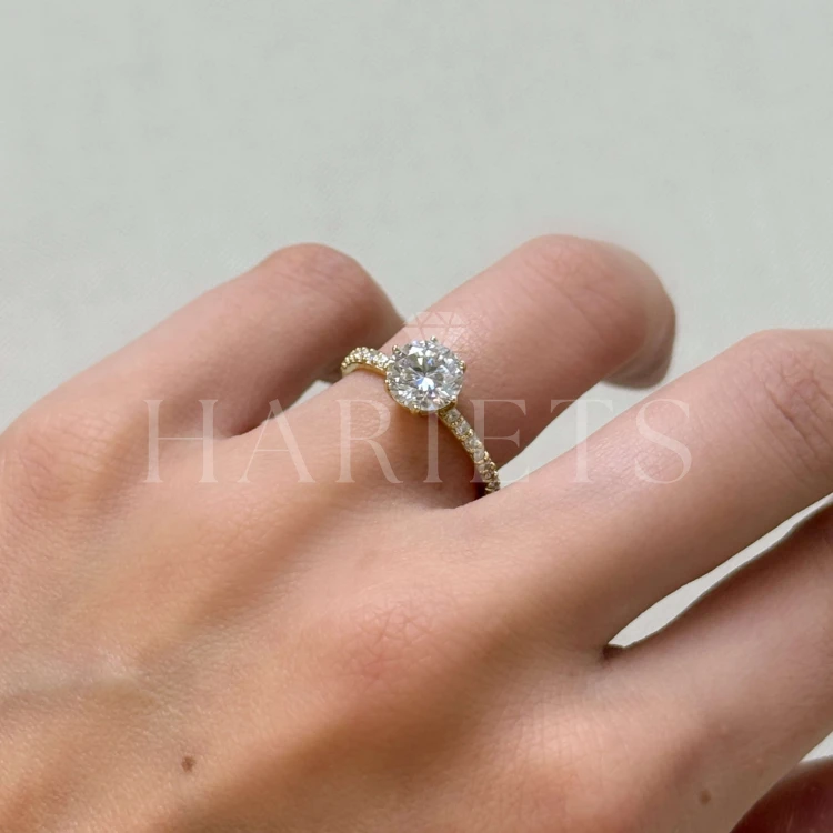 bague-fiancailles-halo-moissanite-1-5ct-taille-brillant-sur-doigt-gros-plan-or-jaune-heaven-hariets.jpg