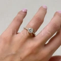bague-fiancailles-halo-moissanite-1-5ct-taille-brillant-sur-doigt-or-jaune-heaven-hariets.jpg