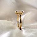 bague-fiancailles-starlight-moissanite-1ct-taille-marquise-zoom-cote-or-jaune-hariets.jpg
