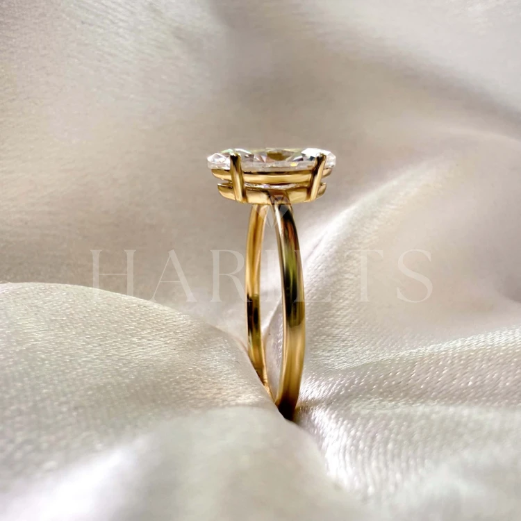 bague-fiancailles-starlight-moissanite-1ct-taille-marquise-zoom-cote-or-jaune-hariets.jpg