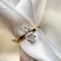 bague-fiancailles-starlight-moissanite-1ct-taille-marquise-zoom-face-or-jaune-hariets.jpg