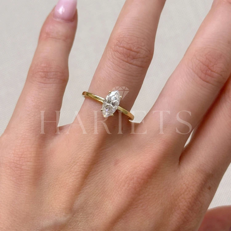 bague-de-fiancailles-starlight-moissanite-1ct-taille-marquise-or-jaune-main-hariets.png