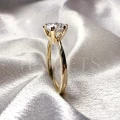 bague-solitaire-antica-moissanite-1ct-taille-brillant-gros-plan-côté-or-jaune-hariets.jpg