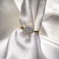bague-solitaire-antica-moissanite-1ct-taille-brillant-gros-plan-face-or-jaune-hariets.jpg